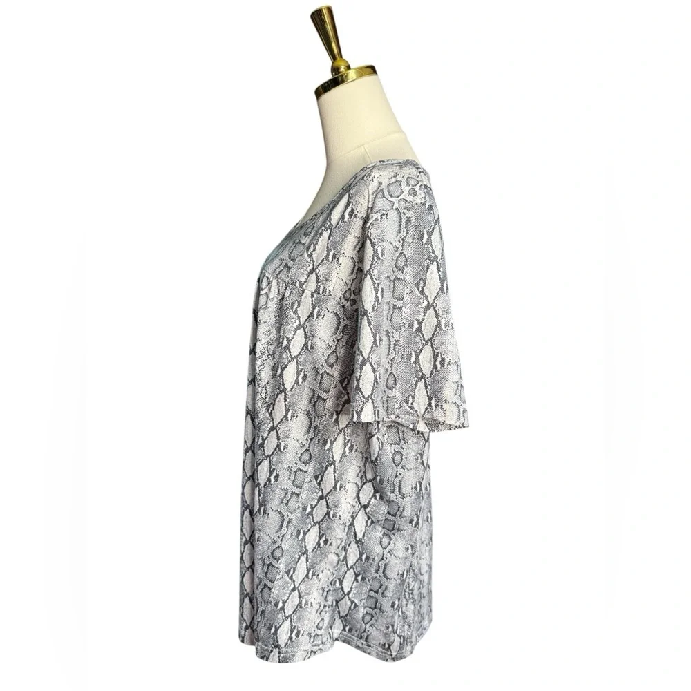 Women’s Snake-Print Short Sleeve Top - Gray and White Size 3X XXXL